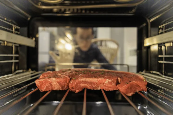 Een Close Shot Van Een Rauwe Biefstuk Oven Met Een — Stockfoto