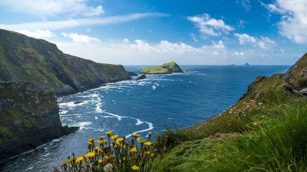 Flygfoto Över Lugna Klara Vatten Och Grönska Täckta Kullar Wicklow — Stockfoto