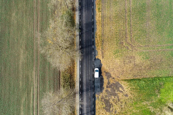 Una Vista Aérea Una Furgoneta Blanca Estacionada Una Carretera Asfalto — Foto de Stock