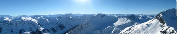 Een Panoramisch Uitzicht Besneeuwde Bergen Onder Een Heldere Zonnige Hemel — Stockfoto