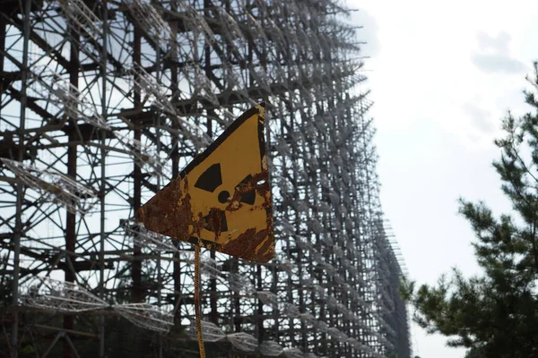 Pripyat, Çernobil Yasaklama Bölgesi 'ndeki Duga radar dizisine karşı sarı paslı bir radyasyon işareti.
