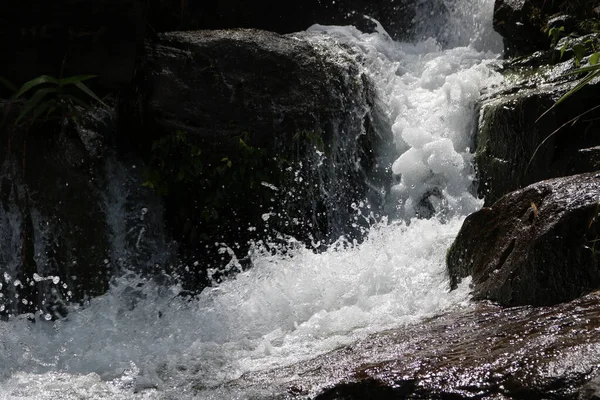 Een Prachtig Shot Van Een Stromende Rivier Komend Van Het — Stockfoto