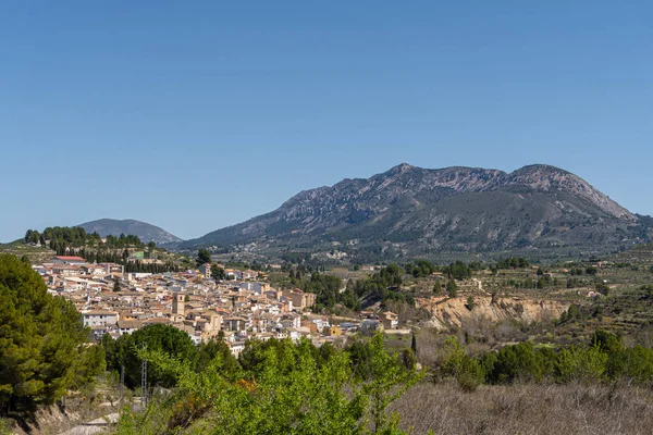 山に囲まれた町の美しい景色 — ストック写真
