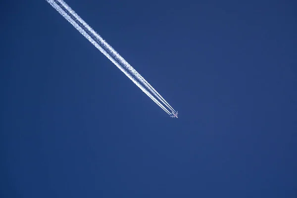Uma Foto Avião Com Pistas Condensação — Fotografia de Stock