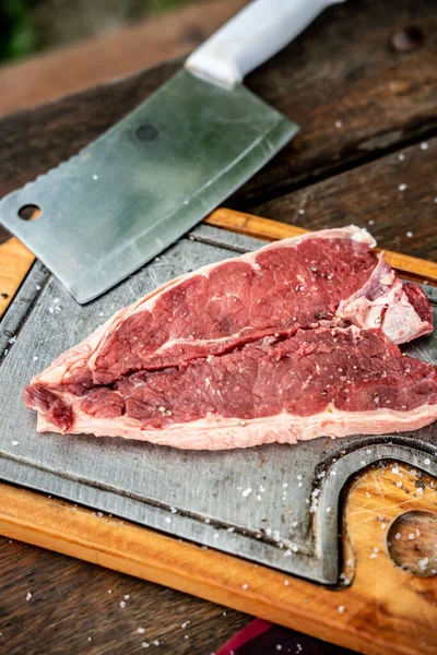 Bir Parça Çiğ Biftek Yukarıdan Gelen Baharatlar — Stok fotoğraf