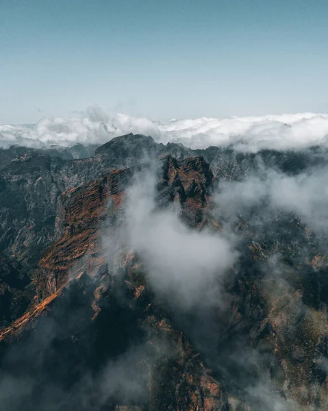 Vertikální Záběr Hory Pokryté Oblakem Mlhy — Stock fotografie