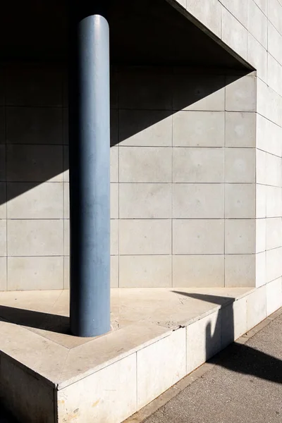 柱を持つ建物の近代的なコンクリート壁の建築の詳細の垂直ショット — ストック写真