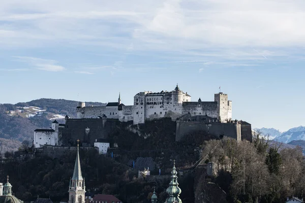 Plano Aéreo Del Paisaje Urbano Salzburgo Rodeado Coloridos Edificios Iglesias —  Fotos de Stock