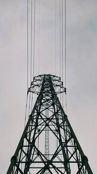 Μια Κάθετη Βολή Χαμηλής Γωνίας Ενός Πύργου Μετάδοσης Ισχύος Συννεφιασμένο — Φωτογραφία Αρχείου