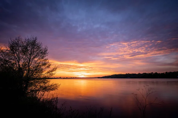 夕方には川の上にカラフルな夕日の美しいショット — ストック写真
