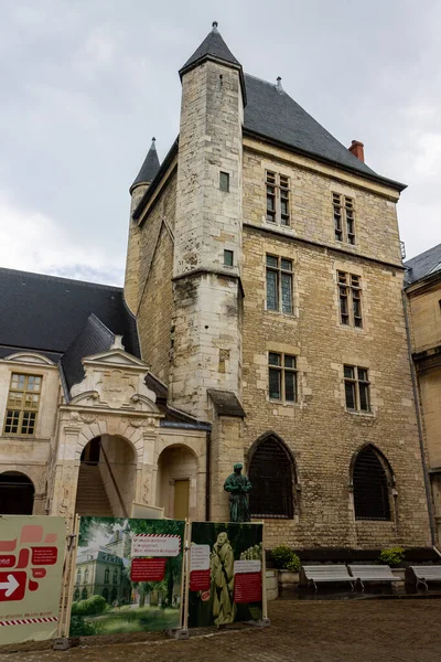 Tiro Vertical Uma Fachada Edifício Velho Contra Céu Arquitetura Dijon — Fotografia de Stock