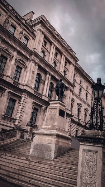 Vertical Low Angle Shot Historic Building London Cloudy Day — Stock Photo, Image