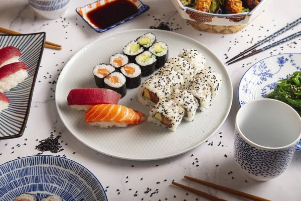 在餐馆里 传统的日本寿司 黑鬼寿司和面包拌在白盘上 — 图库照片
