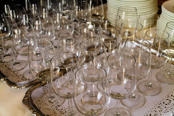 Closeup Trays Full Empty Glasses Next Stacks Ceramic White Plates — Stock Photo, Image