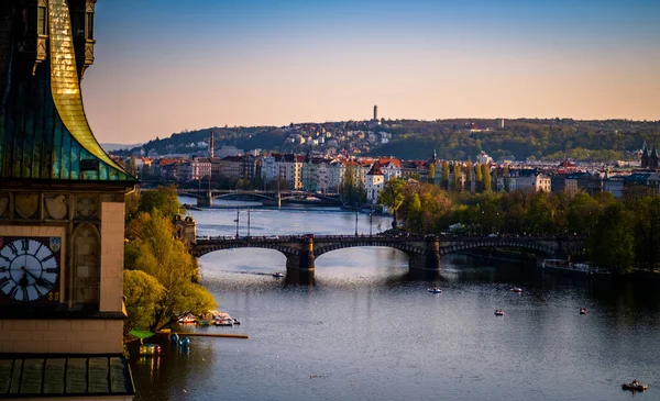 Uma Bela Vista Rio Vltava Entre Ponte Charles Praga Durante — Fotografia de Stock