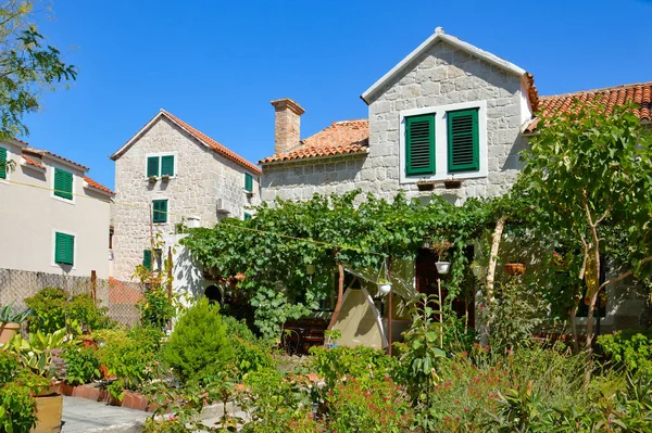 Piękny Kamienny Dom Ozdobiony Roślinami Splicie Chorwacja — Zdjęcie stockowe