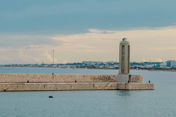 Vacker Utsikt Över Fyren Mot Havet Bari Italien Molnig Dag — Stockfoto