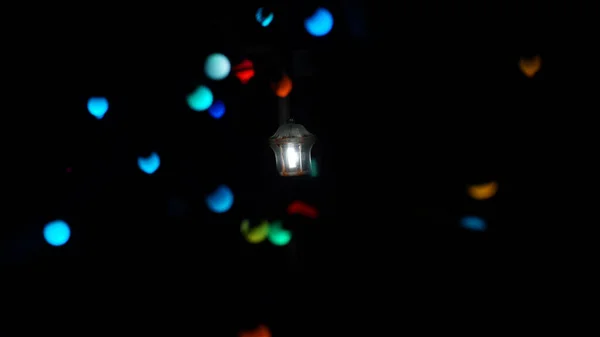 Tavandaki Renkli Parlayan Işıklar Siyah Bir Arkaplanda Izole Edilmiş — Stok fotoğraf