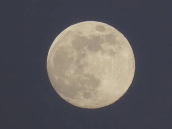 Красивый Снимок Телескопом Полной Луны Небе — стоковое фото
