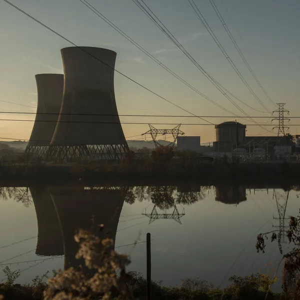 Una Vista Panorámica Central Nuclear Reflejándose Superficie Del Agua Durante — Foto de Stock