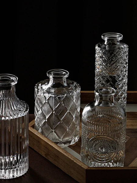 Plan Vertical Vases Verre Avec Des Fleurs Des Bouteilles Sur — Photo