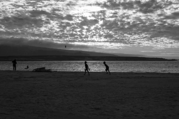 Uma Foto Tons Cinza Crianças Brincando Praia Sob Céu Nublado — Fotografia de Stock