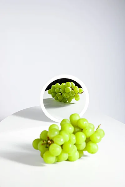 Vertical Shot White Grape Reflecting Mirror White Background — Stock Photo, Image
