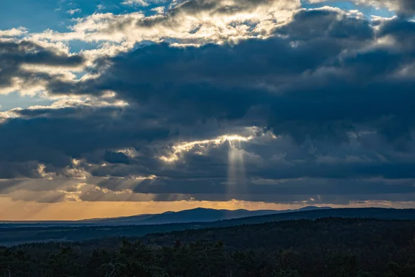 Utsikt Över Vacker Himmel Med Solljus Tränger Från Molnen Över — Stockfoto