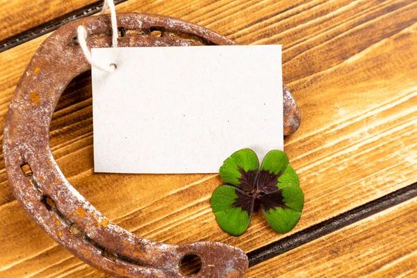 Een Close Van Een Hoefijzer Met Groene Shamrock Teken Voor — Stockfoto