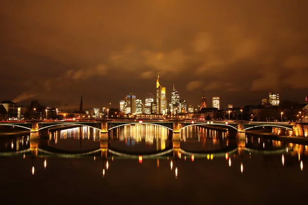 Una Vista Panorámica Del Horizonte Frankfurt Bajo Cielo Nublado Atardecer —  Fotos de Stock