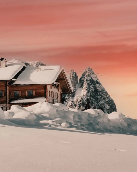 Chalé Uma Paisagem Nevada Contra Céu Pôr Sol Rosa Inverno — Fotografia de Stock