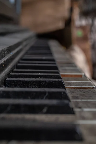 Een Gebroken Vintage Piano Met Vuile Pianotoetsen Een Verlaten Pakhuis — Stockfoto