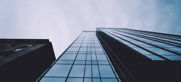 Sebuah Gambar Sudut Rendah Dari Kaca Fasad Biru Bangunan Tinggi — Stok Foto