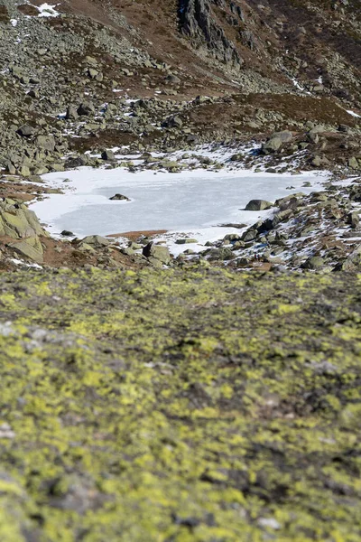 Una Vista Vertical Distante Lago Congelado Durante Invierno Rodeado Montañas —  Fotos de Stock
