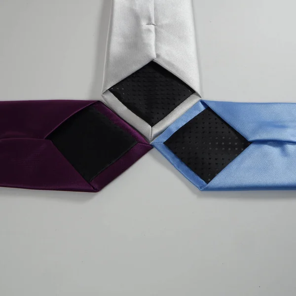 Beyaz Arkaplanda Renkli Kravat — Stok fotoğraf