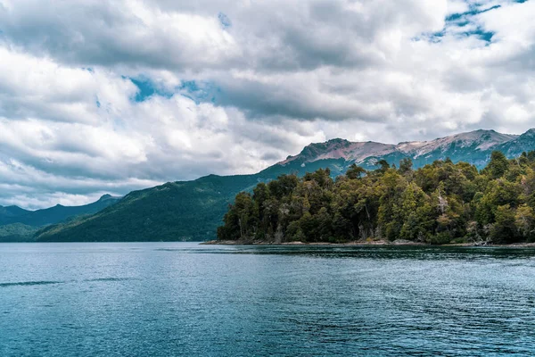 Ein Malerischer Blick Auf Den See Mit Wald Und Bergen — Stockfoto