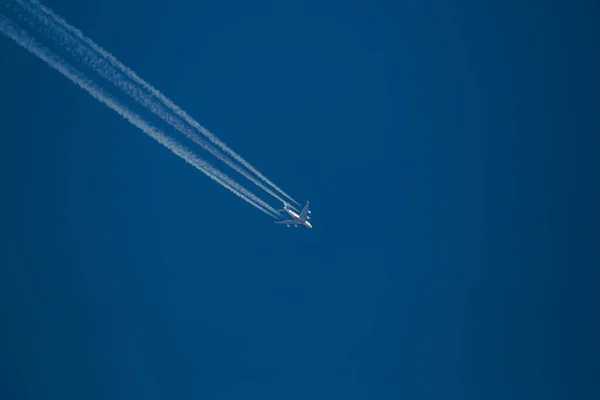 Aeroplano Contrae Nel Cielo Azzurro — Foto Stock