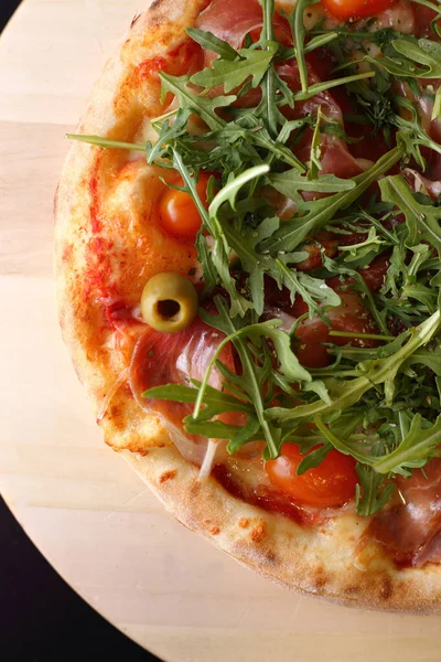 Appetizing Pizza Ham Green Olive Tomatoes Dressed Arugula Wooden Tray — Stock Photo, Image