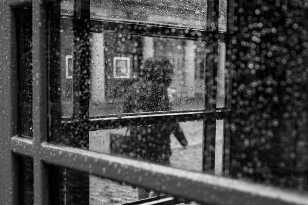 Una Foto Escala Grises Una Persona Caminando Desde Ventana Una —  Fotos de Stock