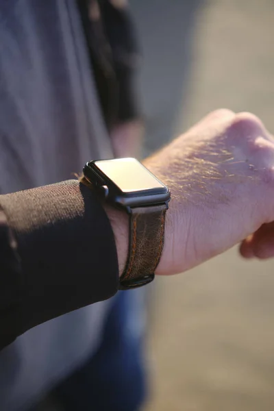 Tiro Vertical Uma Pessoa Usando Smartwatch — Fotografia de Stock