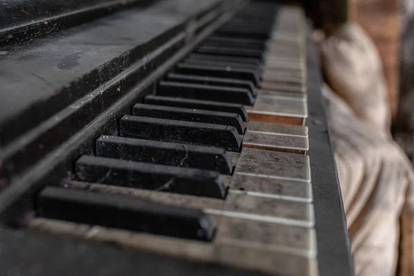 Piano Vintage Roto Con Teclas Piano Sucias Almacén Abandonado —  Fotos de Stock