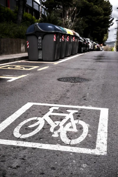 Fechamento Vertical Uma Faixa Bicicleta Exclusiva Uma Estrada Asfalto Rua — Fotografia de Stock