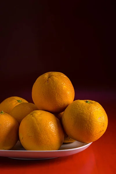 Vertical Photo Plate Oranges Gradient Red Background — Stock Photo, Image