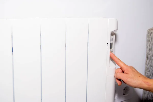 Hand Draaien Witte Elektrische Radiator Van Een Huis Winter — Stockfoto