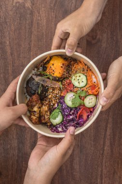 Asyalı bir poke kasesinin en üst görüntüsü.