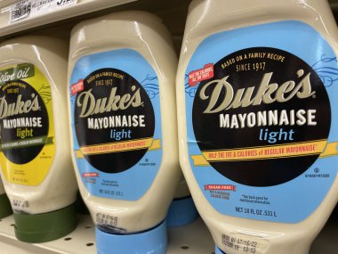 Duke 'ün mayonezinin olduğu bir perakende market rafı.