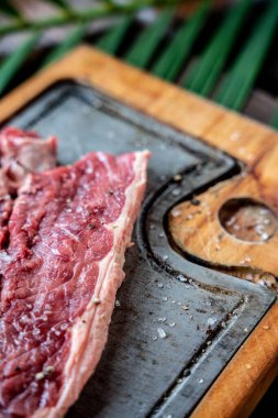 Baharatlı çiğ biftek.