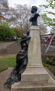 William Goscombe John 'un Thames yakınlarındaki Victoria Embankment Bahçeleri' nde yaptığı Arthur Sullivan Anıtı.