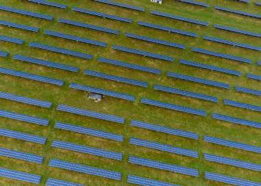 Fotovoltaik panelleri olan bir parkın havadan görüntüsü