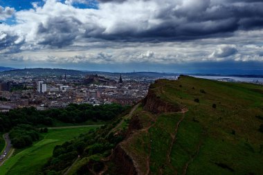 Arthur 'un İskoçya' daki koltuğunun güzel yüksek açılı görüntüsü..